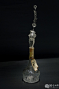 日本女艺术家青木美歌的玻璃雕塑作品，名为<singing glass>，她利用玻璃材质制造出了一个奇幻的世界。
