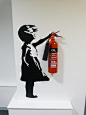 Banksy墙贴纸灭火器在People Source Bristol #bestplacetowork
