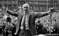 #红军历史上的今天# 在1981年的今天，利物浦和整个足球界痛失一位伟大的教练——比尔-香克利。这位极具个人魅力的教练带领我们成为英国足球历史上最成功的球队之一。他的铜像屹立在他最喜爱的KOP看台前；香克利大门上镌刻着永不磨灭的口号“你永远不会独行”。http://t.cn/RhncDak
