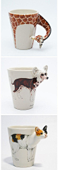 泰国曼谷艺术家APISIT创作的“coffeedoglover”手工陶瓷杯，这一系列的动物手工杯都是以动物或是一些乐器作为灵感，同时把动物的头部或是脖子作为杯子的手柄，十分有创意~~@北坤人素材