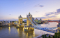 英国：伦敦塔桥图片 Britain, River Thames and Tower Bridge at Dusk, London, England、英国：黄昏下的伦敦塔桥壁纸， 伦敦塔桥是从泰晤士河口算起的第一座桥, 也是伦敦的象征。桥上塔内展示有此桥的结构及伦敦市内各桥梁的历史。上层的步行桥廊均是玻璃窗，可凭眺伦敦美景。 #城市# #美景# #英国# #伦敦# # 伦敦塔桥#