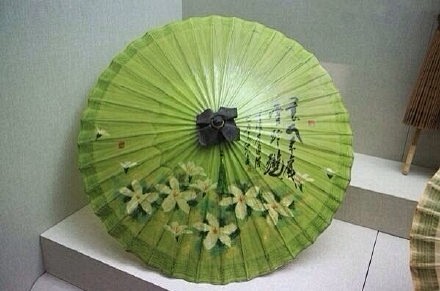 【 中国 油纸伞 】--- “ 油纸伞被...