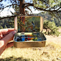 “铁盒里的风景” 美国艺术家 Heidi Annalise 在小铁盒里调色和绘画，铁盒、没用完的颜料和画共同组成她的作品，同时也是她的商品，她的这些小画非常畅销。（heidiannaliseart.com） ​​​​