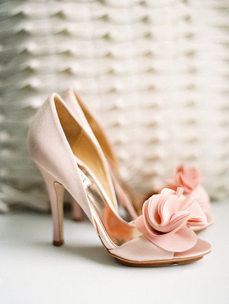 花瓣装饰的粉色婚鞋，甜美淑女，鱼嘴设计更...