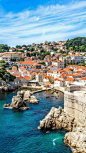 克罗地亚，岛屿众多，城镇依山傍海，碧海蓝天红屋顶，中世纪风貌