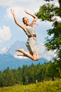 人,环境,度假,户外,田园风光_104307860_Girl jumping_创意图片_Getty Images China