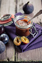 饮食,广口瓶,影棚拍摄,室内,汤匙_535652547_Opened preserving jar of plum fig jam on cloth and wood_创意图片_Getty Images China