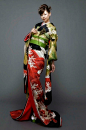 日式和服与西式婚纱的混合设计，传统的日式美感+现代婚纱。（设计师：Yumi Katsura 桂由美）