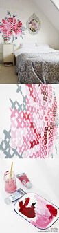 DIY频道：荷兰女设计师Eline Pellinkhof是位十字绣爱好者，她在自家墙上绘制了一幅类似十字绣视觉效果的玫瑰，方法很简单，找来现成的十字绣图案，对应位置在墙上画叉就行，只是对调色有一定要求