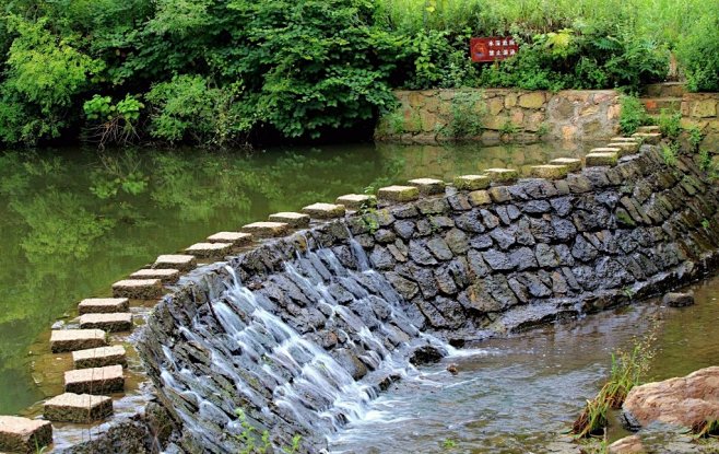 乡村溪流跌水