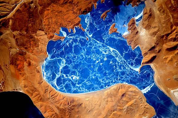 从太空看喜马拉雅山顶的湖泊