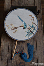 缂丝团扇，扇面仿宋代刺绣作品《竹梅鹦鹉图》。用了湘妃竹柄圆框。