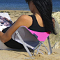 【创意海滩靠背垫】假期时候选择海边消闲，还是挺惬意的。只不过若想带上显示不受到阳光困扰的Kindle，舒服地享受日照，还得需要一个合适的椅子才好。而这款折叠靠背垫可比沙滩椅轻便、小巧许多，能够让您减少装备重量，同时又能满足需求，算是个不错的便捷小工具呢！