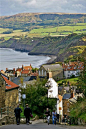 Robin Hood's Bay, North Yorkshire, UK。英国约克郡北罗宾汉湾。罗宾汉湾并非传说中的罗宾汉的活动区域，罗宾汉的出没地区相传是在英格兰中部的诺丁汉森林地区。罗宾汉湾的得名是因为这里的海滩历史上是众多海盗、走私犯的卸货区域。劫富济贫的侠盗，大概走私犯们就是这么看自己的吧。小镇唯一的一条主街道交新路，从老镇区的一座悬崖顶端急转直下，一直延伸到海边。新路的对面是弥补的铺满鹅卵石的小路，幽静的小巷和你认为小到不可能的房屋。 #景点# #街景# #美景#