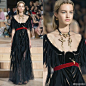 Valentino 2015高级定制系列之黑色篇｜模特们是拜占庭公主和文艺复兴时期的少女，她们穿着现代版的教士袍、罗马浴袍和斗篷，戴着神话故事里的动物冠冕和项链，庄严、神秘、脱俗……这场秀就像一场穿越时空的梦，带我们回到了罗马帝国、拜占庭帝国和中世纪的罗马。@Valentino官方微博