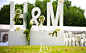 H&M主题婚礼 By @艾伊婚礼策划 : 绿色的清新，白色的纯情，手工的作物，象征太阳的鲜花，翠绿的青草，鲜花和绿叶做成的拱门，整整齐齐的大长桌上铺满了鲜花和美食，一场草坪婚礼在大自然的怀抱中绽放~