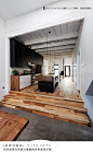总有可取处-实用家居：【可取处】地板色很赞，偏深的原木色搭配黑色厨柜效果很好。#总有好色调##总有好地板##开放式厨房#
