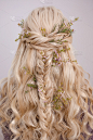 一个优雅的时髦发型的后视图，交错的卷发和装饰花瓣