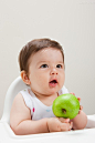 [让宝宝胀气的几种食物] 你知道么?其实很多食物都会导致腹部胀气，如果你想避免肚子胀气的话，但是这并不意味着你不能吃西兰花、豆类、乳制品或者梨了，该怎么吃呢？梨子梨子含有比苹果更多的纤维，但是却同样会影响人的消化系统。吃一个梨就会让你觉得不舒服，尤其是吃了果皮，虽然果皮营养丰富，但是最好在吃梨的时候削皮。你也可以用梨做成点心，然后慢慢增加梨的摄入量，身体才能逐渐适应。乳制品牛奶中的乳糖很容易会引发乳糖不受耐症患者的不适，但是并不意味着你不能吃乳制品。你能够选择奶酪、黄油等含有......