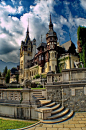 Peles Castle, Romania。罗马尼亚佩雷斯城堡 。在距布加勒斯特以北约130公里的南喀尔巴阡山中段，有一座已有300年历史的童话般的美丽小山城锡纳亚，著名的佩雷斯城堡就座落在那里的一片坡地上。佩雷斯城堡是出身普鲁士霍亨佐伦家族国王卡尔一世的夏季离宫，也被公认为罗马尼亚最美丽的地方，同时因为这座美妙绝伦的皇家夏宫，锡纳亚才被誉为“喀尔巴阡山脉的明珠”。据说是在世界15座最壮观的城堡里排名第六位。 #美景#  #城市#