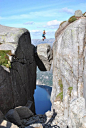 [风景] 让人双腿发软的6大景点 好吓人啊！！【挪威 奇迹石】挪威“奇迹石”是挪威最负盛名的旅游景点，这块有5立方米大的石头卡在绝壁间，“奇迹石”座落于挪威谢拉格山的山顶之上，距离谷底大约1000米。“奇迹石”也是一块“勇敢者之石”，如果你有胆量爬到奇迹石上面，谷底的无限风光便可一览无余。但对于胆小的旅行者，有必要提醒他们“千万不要往下看”，万一腿一软，没准就跟这个世界告别了。
