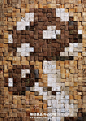 由新村则人设计的这组海报是以废弃木材为利用创作灵感，由三千个3 厘米大小的正方体木块组合出三幅木块画拼合图案，第一幅“青蛙”绿色是木材苔藓的颜色。