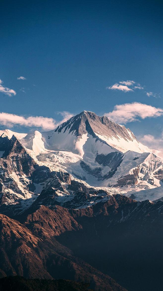 他在雪山上回眸，他在古巷中眺望