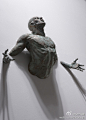 意大利米兰雕塑家Matteo Pugliese的青铜力作:Extra Moenia!这些被束缚画廊墙面中人物的力量与挣扎，震撼人心地诠释着束缚与自由的永恒矛盾。