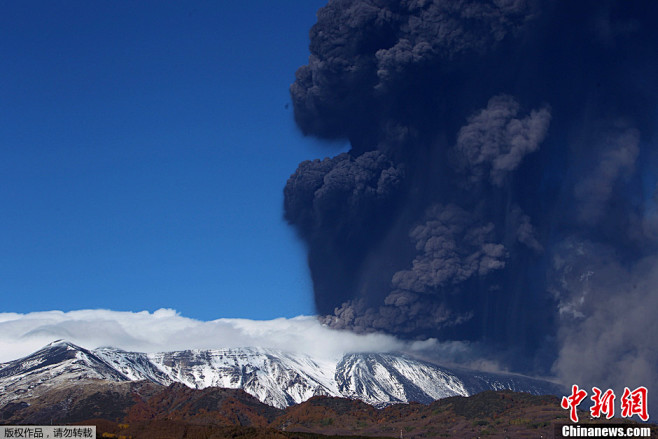 意大利埃特纳火山再度喷发 与山下夜港相映...
