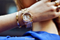 Accessories 金色的腕表与手环戴在一起非常时尚以及奢华。