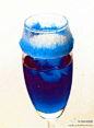【蓝鸟】清爽的口味~材料:蓝香橙酒30毫升、雪碧60毫升、柠檬汁15毫升、冰块适量 制作:1、先在杯内加入冰块。2、摇酒壶中加入蓝香橙酒、柠檬汁、冰块摇匀倒入杯内后加入雪碧即可~