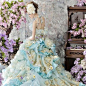 新一季 Stella de Libero婚纱的设计灵感来自色彩斑斓的鲜花，再配以欧洲宫廷的背景，奢华和复古感瞬间飙升