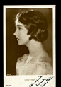 丽莲·吉许（Lillian Diana Gish，1893年10月14日－1993年2月27日），1893年生于俄亥俄州斯普林菲尔德。从小即在舞台当儿童演员。16岁时经壁克馥介绍，被格里菲斯选为演员。由于她清秀瘦弱，逗人爱怜，又会演戏，加上有格里菲斯的指导，逐渐成为美国默片时代最具独特表现能力的女演员之一