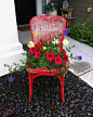 打开旧椅子成为一个可爱的花容器。 当年伟大的时刻增添色彩你的院子里，并使其脱颖而出。 种植一年生植物是通过添加色彩和个性，照亮你的院子里最简单的方法之一。 喜欢这个！！：