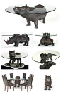 想一想如果有一头刚刚要浮出水面的河马或是犀牛在你吃饭或者喝咖啡的时候一直盯着你，你会是什么感觉？Mark Stoddart设计的“动物底座餐桌”融合了不同动物的造型，生动的塑造了动物浮出水面的形象，看起来非常有趣。
“动物底座餐桌”整体设计非常简单：Mark Stoddart将动物的雕塑站立在地上作为桌子的支架，把透明的玻璃桌面看做平静的湖面，让动物的身体有一部分穿过透明的玻璃桌面，总体看起来就像是一个“怪兽”正要从水面上浮上来。由于把雕塑的颜色做成了铜色，雕塑看起来更加生动真实。对于每件作品，Mark 
