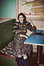 Magazine｜ Anne Hathaway登上Refinery杂志9月刊画报，演绎复古风格。