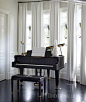 周围窗户采用简单的象牙色棉质窗帘，确保客厅传家宝贝三角钢琴上播放的歌曲不会分散注意力。  - ￿2601204014