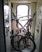 【自行车在火车上应该这样放】现在自行车上火车只要拆下前轮，一般情况下乘务员没有别的特殊要求。通常把车子竖起，放在每节车厢不开的那个车门口即可，既不影响乘客通行，车子停放的还非常稳固