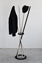 戳衣架-斯德哥尔摩设计师Kyuhyung Cho作品-一个盘旋金属为基座，能抵抗地心引力封面大图