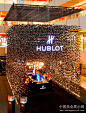 #店面设计#钟表店设计：新加坡宇舶表（Hublot）弹出式店面设计 腕表品牌宇舶表（Hublot）位于新加坡Paragon购物中心的弹出式品牌店店面设计是由著名设计师Asylum精心完成的... http://t.cn/zTxnc29