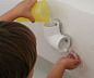 从五金店买一段PVC管，然后吸在浴缸上，孩子们可以玩的很开心！