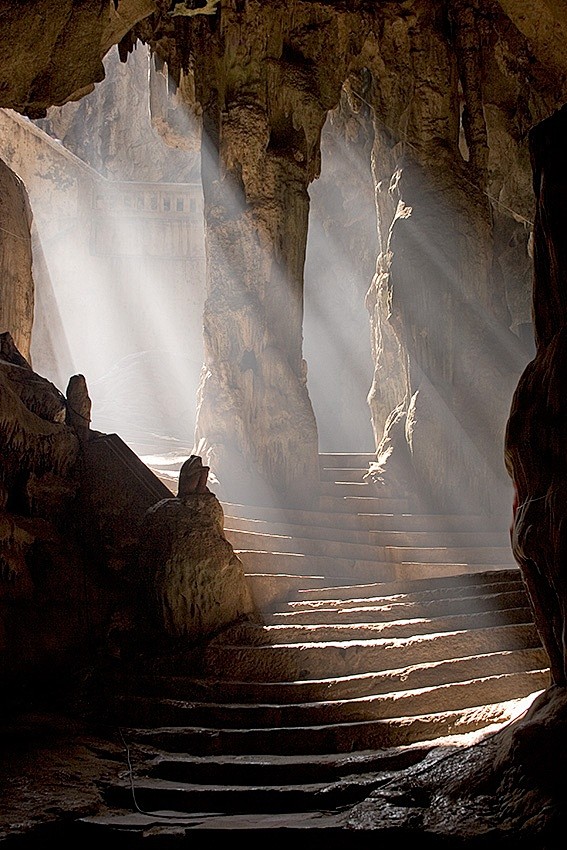 太阳照射在考銮洞寺，碧武里，泰国的入口。