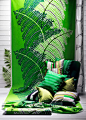 绿色织物组合，包括枕头和窗帘