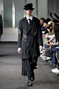 Yohji Yamamoto Spring 2019 Menswear Fashion Show : The complete Yohji Yamamoto Spring 2019 Menswear fashion show now on Vogue Runway.