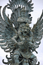 【Vishnu riding Garuda】翻译过来是：毗湿奴与坐骑加奴达。相传毗湿奴的肚脐上长了一株莲花，每当宇宙循环的周期一“劫”之始，从他的肚脐莲花中诞生的梵天就开始创造世界，而一劫之末湿婆又毁灭世界。湿婆 、梵天、毗湿奴为印度教三大主神。大家可以去查一下三个人的关系，亮点很多。