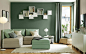 小客厅内放着绿色和米色的三人沙发组合，可改造为床。搭配一张带内置储物空间的绿色椅凳，可存放毯子和多余的靠垫。