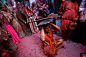 当地时间3月21日，印度北方邦举办传统“棒打男人节”（Lathmar Holi）。Lathmar Holi是印度传统胡里节的一部分，男人将全身涂上鲜艳的色彩，而妇女则会穿上五颜六色的服装，头上裹着彩色的头纱，手拿竹竿“棒打男人”。REUTERS/Vivek Prakash