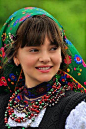 Romanian girl in traditional clothing, www.romaniasfriends.com: 