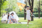 年轻双亲,野餐,露营,风筝,快乐_416d8131d_快乐的年轻家庭在草地上野餐_创意图片_Getty Images China