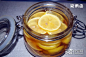 【蜂蜜柠檬茶】
主料：500g柠檬 适量蜂蜜
配料：适量盐
1、将柠檬用盐搓洗干净，沥干擦掉水分，切片。
2、将干燥的瓶子里加一些蜂蜜，在放一层柠檬片。
3、再放蜂蜜再加柠檬片。这样加几次基本上3个柠檬正好瓶子满了。
4、这蜂蜜柠檬茶就做好了，放在冰箱冷藏3天，就可以了， 喝的时候 取两三片蜜渍柠檬 加两勺柠檬蜂蜜汁 用温开水冲泡饮用 每晚喝一杯 美白又润肠
小贴士
柠檬虽然是好东西。但凡事要讲“度”。过多食用，对身体都不是好事。每天不宜食用过多，一天一次就好了。
